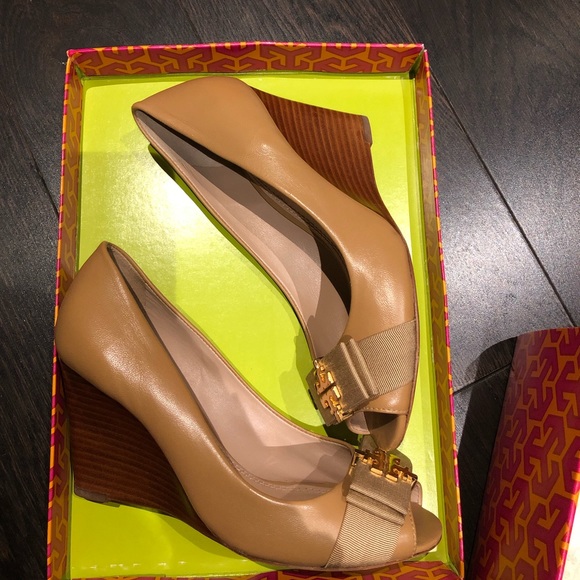Nude/ Tan Coloured Tory Burch Pumps with gold accents - Picture 1 of 7
